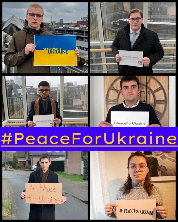Sprecher*innenteam mit Schildern mit der Aufschrift "#PeaceForUkraine" Sprecher*innenteam mit Schildern mit der Aufschrift "#PeaceForUkraine"