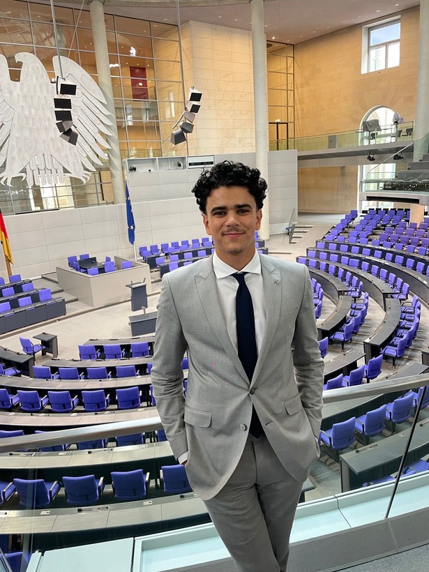 Ayman steht im Bundestags Plenum Ayman steht im Bundestags Plenum