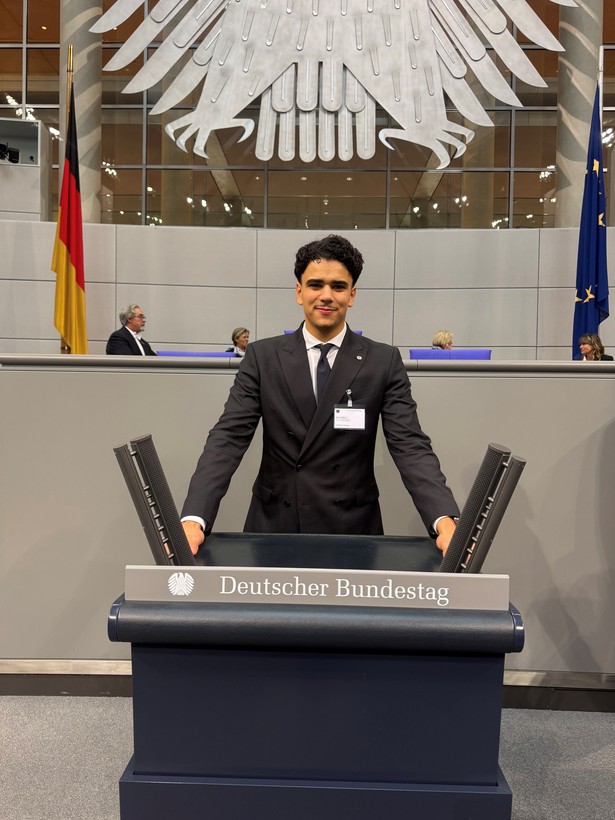 Ayman steht im Bundestags Plenum
