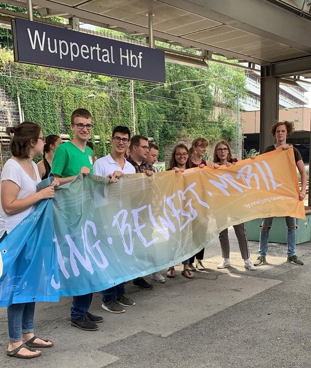 Gruppe von Jugendlichen aus dem KiJuRat bei einer Aktion im Rahmen der AG ÖPNV
eigenes Bild Gruppe von Jugendlichen aus dem KiJuRat bei einer Aktion im Rahmen der AG ÖPNV
eigenes Bild